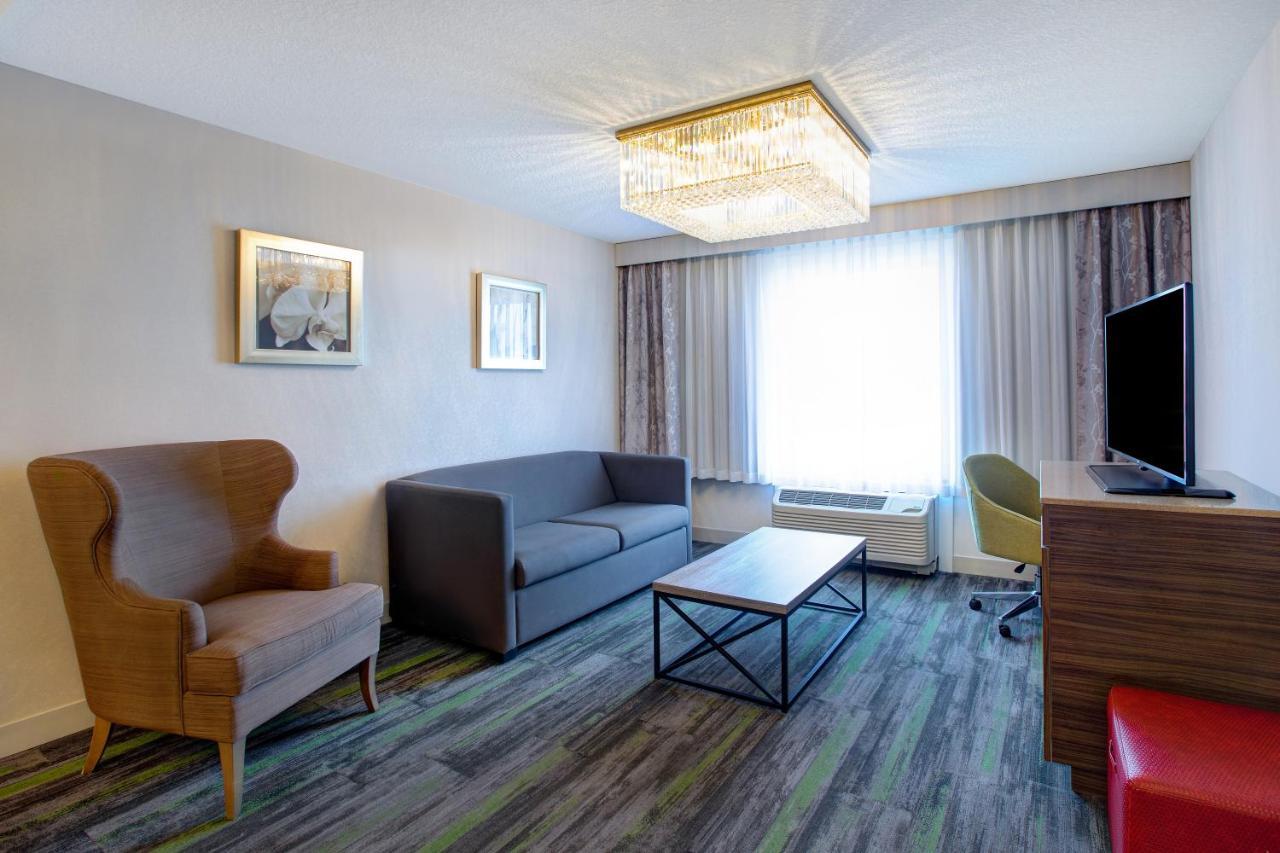 The Landing Hotel & Conference Centre St. Paul Екстериор снимка