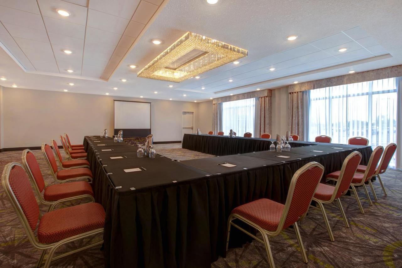 The Landing Hotel & Conference Centre St. Paul Екстериор снимка