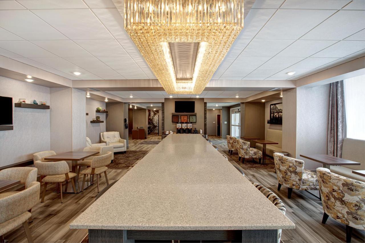 The Landing Hotel & Conference Centre St. Paul Екстериор снимка