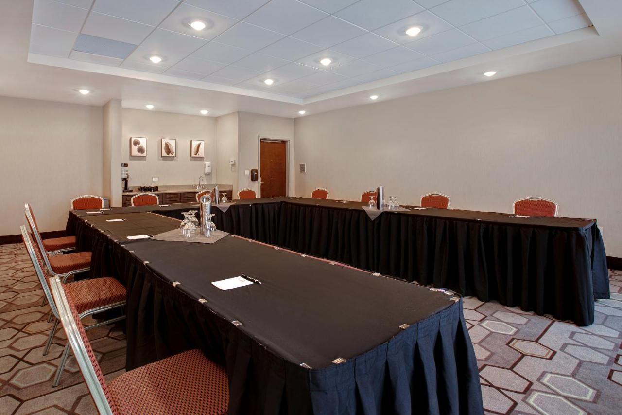 The Landing Hotel & Conference Centre St. Paul Екстериор снимка