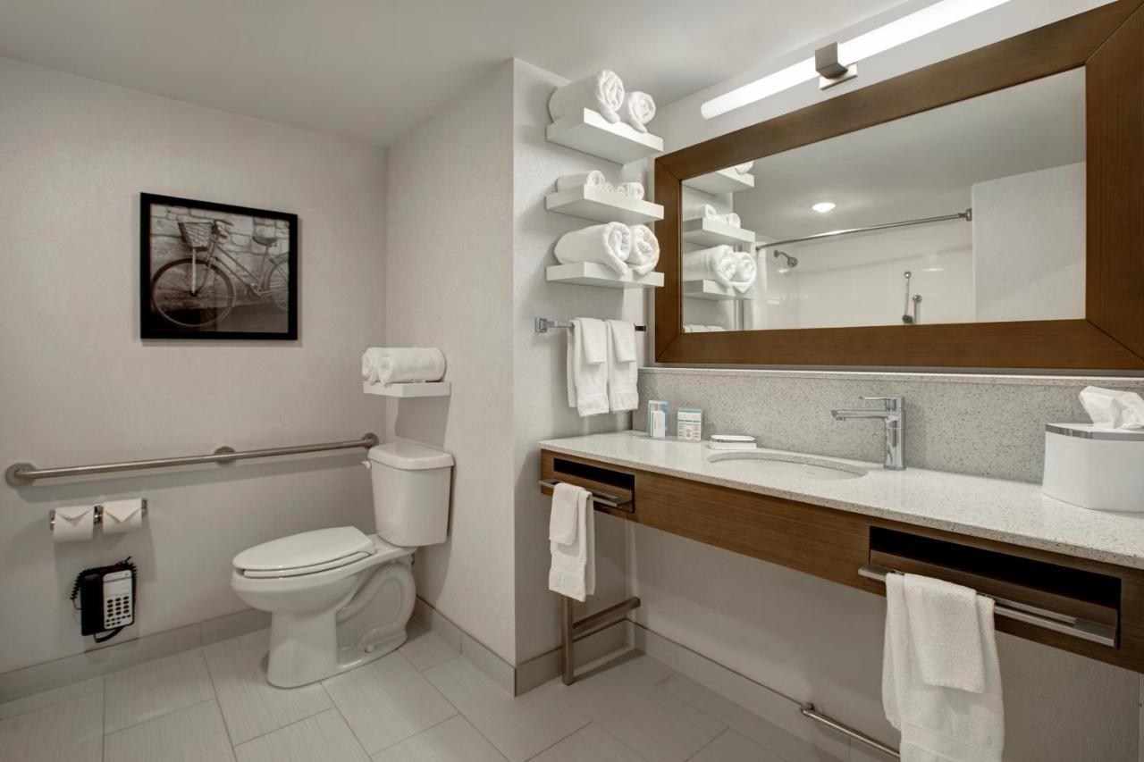 The Landing Hotel & Conference Centre St. Paul Екстериор снимка