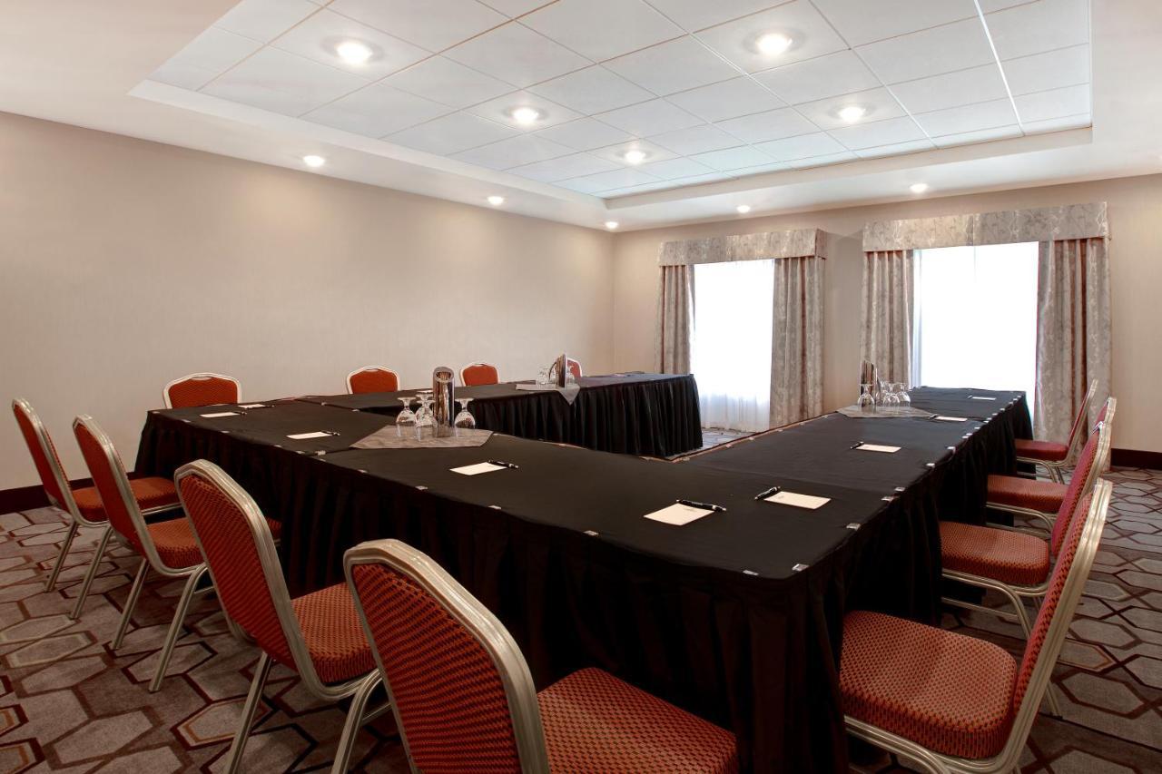 The Landing Hotel & Conference Centre St. Paul Екстериор снимка