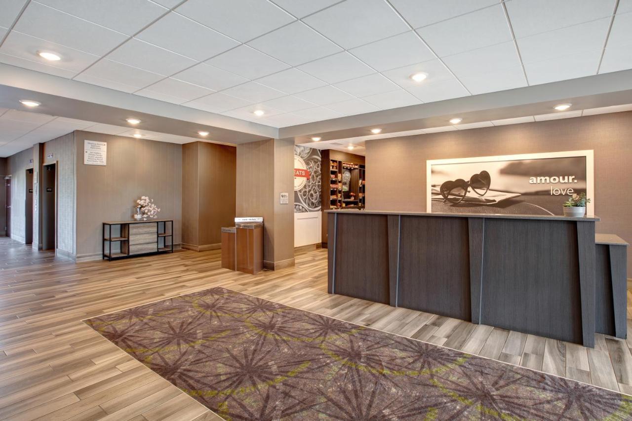 The Landing Hotel & Conference Centre St. Paul Екстериор снимка