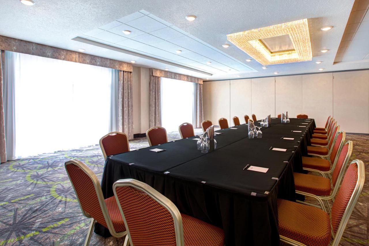 The Landing Hotel & Conference Centre St. Paul Екстериор снимка