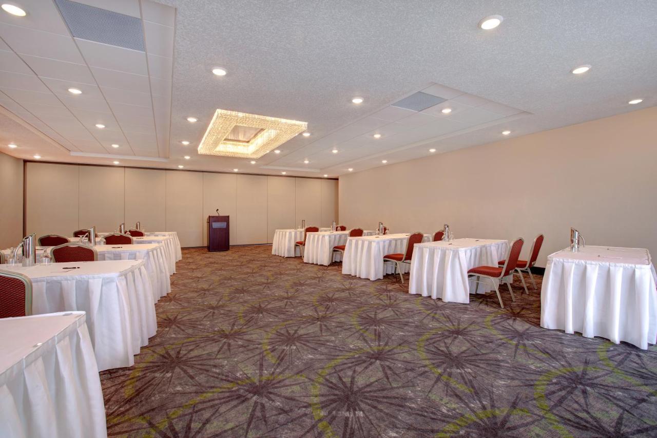 The Landing Hotel & Conference Centre St. Paul Екстериор снимка