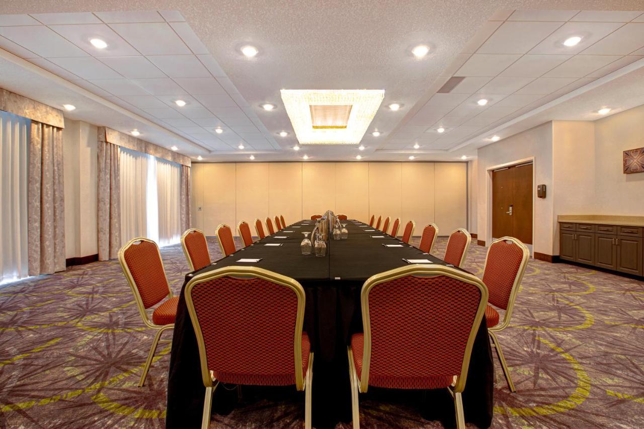 The Landing Hotel & Conference Centre St. Paul Екстериор снимка