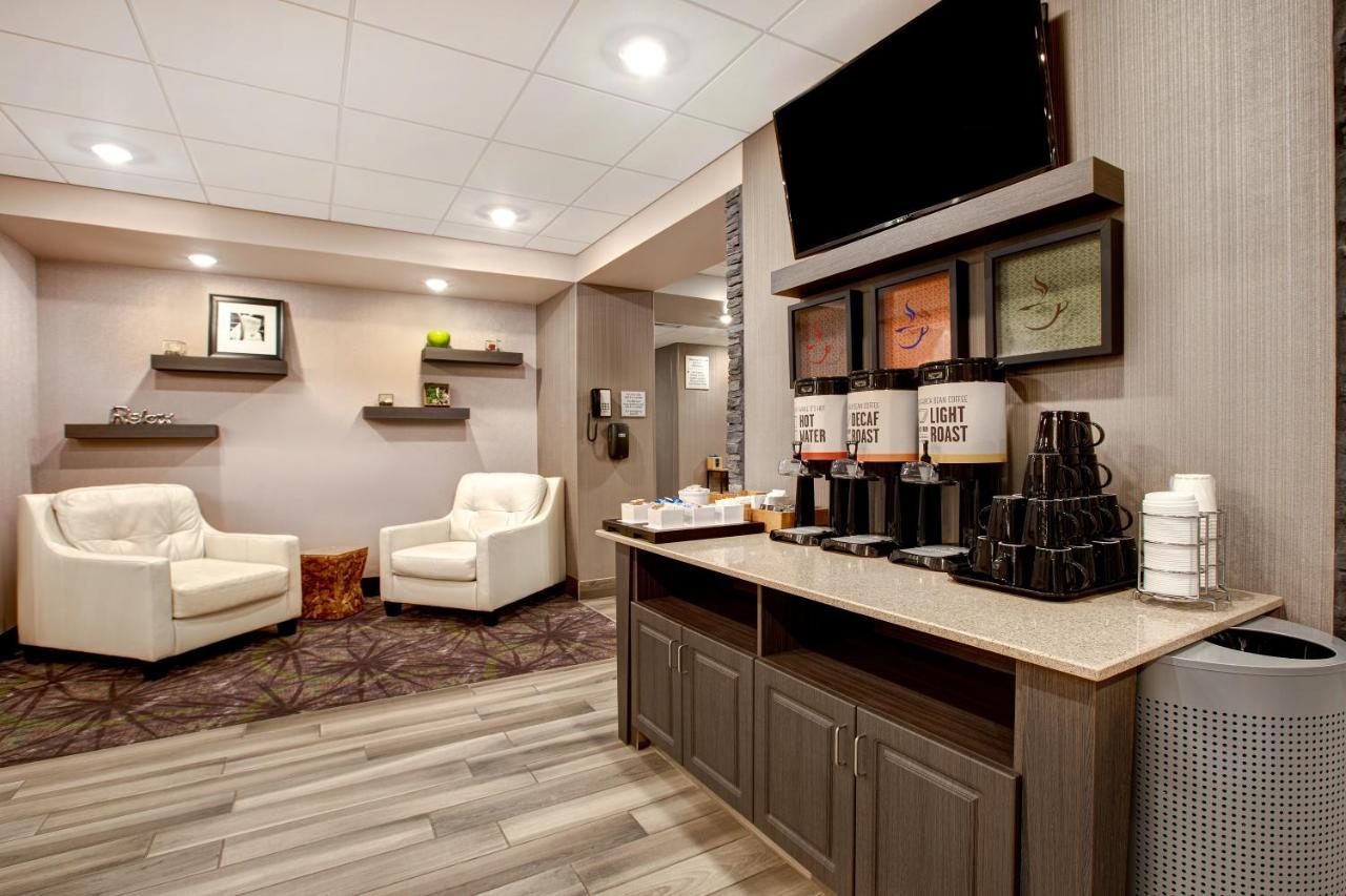 The Landing Hotel & Conference Centre St. Paul Екстериор снимка