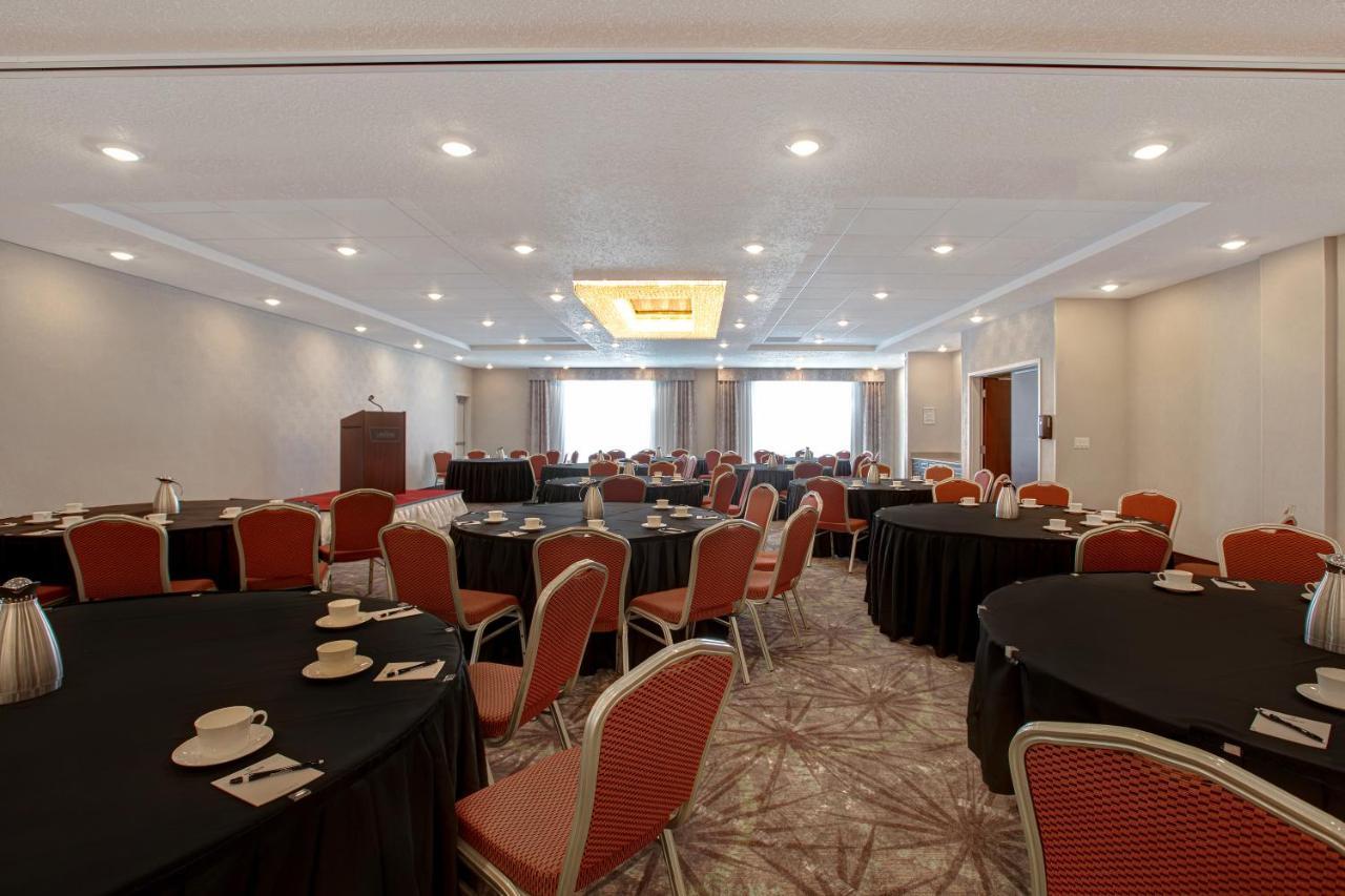 The Landing Hotel & Conference Centre St. Paul Екстериор снимка