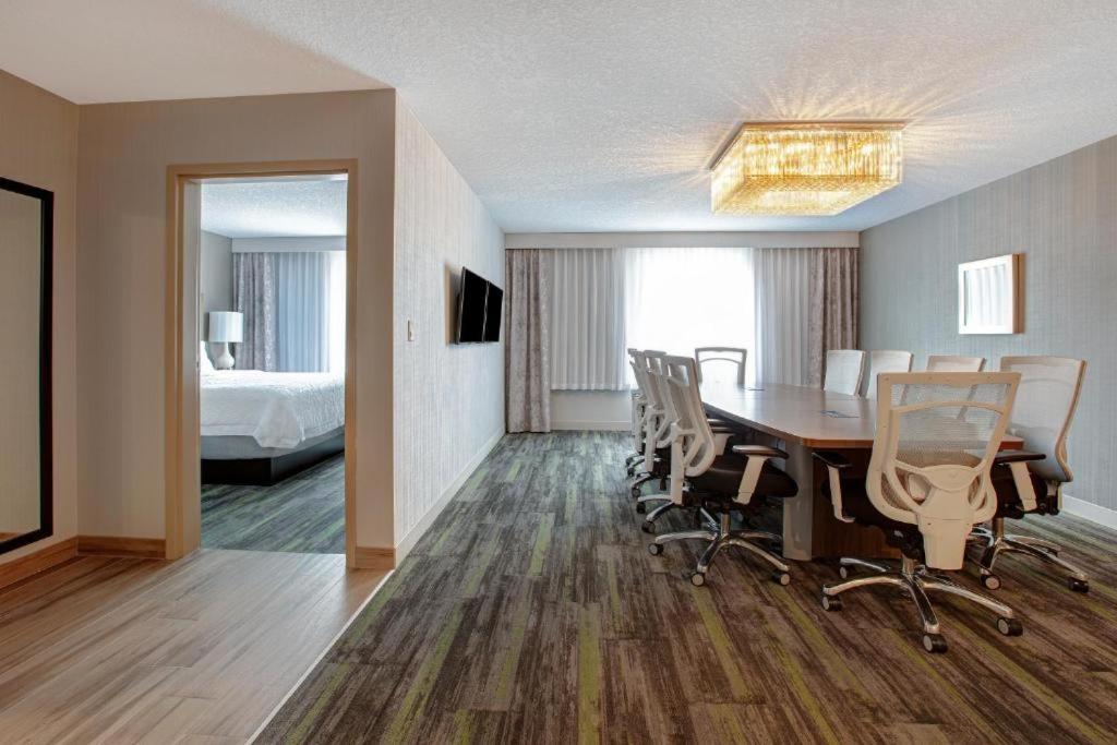 The Landing Hotel & Conference Centre St. Paul Екстериор снимка